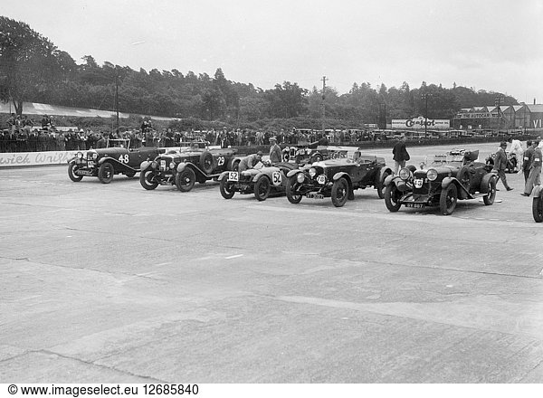 Autos an der Startlinie beim JCC Members Day  Brooklands  4. Juli 1931. Künstler: Bill Brunell.