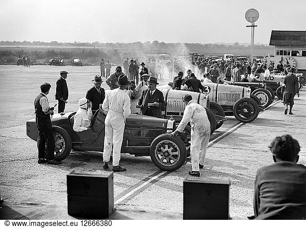 Autos an der Startlinie  Surbiton Motor Club race meeting  Brooklands  Surrey  1928. Künstler: Bill Brunell.