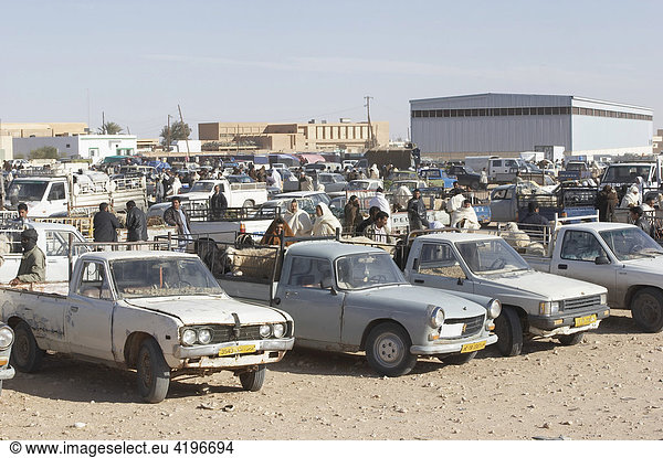 Autos auf einem Marktplatz,  Lybien