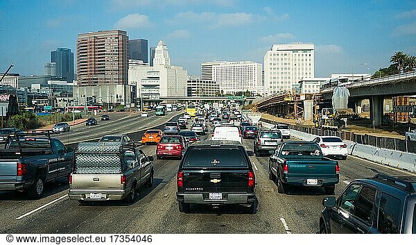 Autos auf vielspuriger Stadtautobahn vor Skyline von Los Angeles  Los Angeles  Kalifornien  USA  Nordamerika