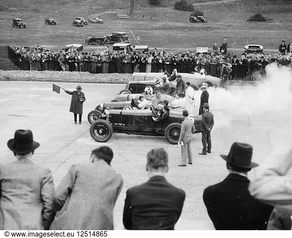 Autos aufgereiht für den Start eines Rennens,  Brooklands,  Surrey,  ca. 1925-c1930. Künstler: Unbekannt