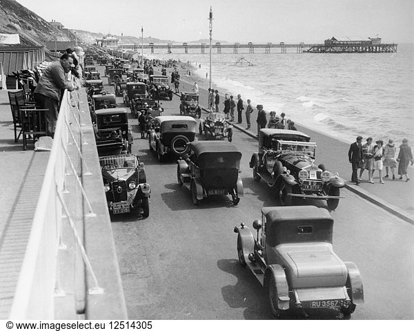 Autos fahren entlang der Strandpromenade von Bournemouth  Dorset  1928. Künstler: Unbekannt