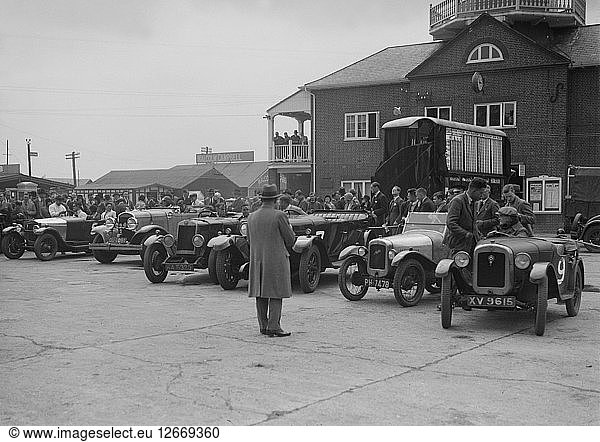 Autos in Brooklands  Surrey  ca. 1930er Jahre. Künstler: Bill Brunell.