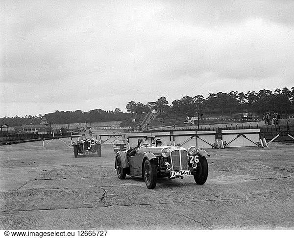 Autos rasen durch die Schikane  JCC Members Day  Brooklands  8. Juli 1939. Künstler: Bill Brunell.