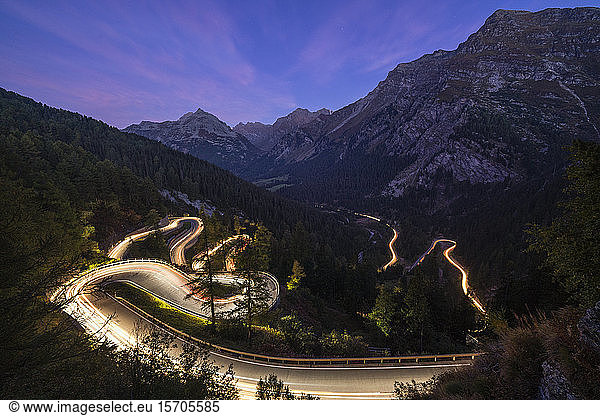 Autoscheinwerfer in den engen Kurven der Malojapass-Bergstrasse  Engadin  Kanton Graubünden  Schweiz  Europa