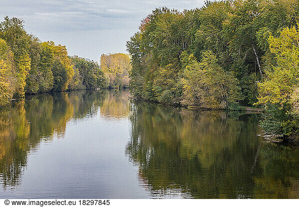 Autum landscape on the Cher river  Chenonceau  Touraine  France