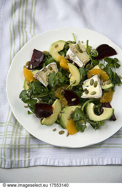 Avocado-Rote-Bete-Salat mit Orangen und Brie