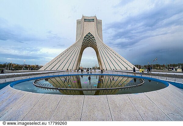Azadi-Turm  Borj-e Azadi-Turm  Freiheitsdenkmal  früher bekannt als Shahyad-Turm und Kulturkomplex  spiegelt sich in einem Teich  Teheran  Islamische Republik Iran