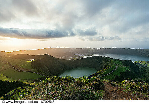 Azoren Inseln See und Berglandschaft