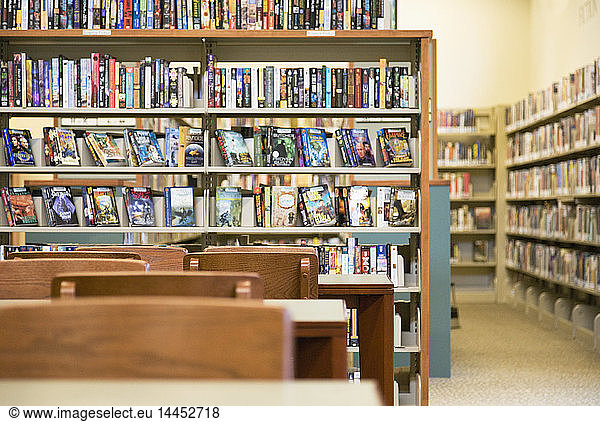 Bücher in den Regalen der Bibliothek