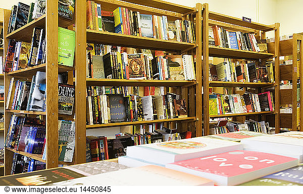 Bücher in den Regalen der Buchhandlung