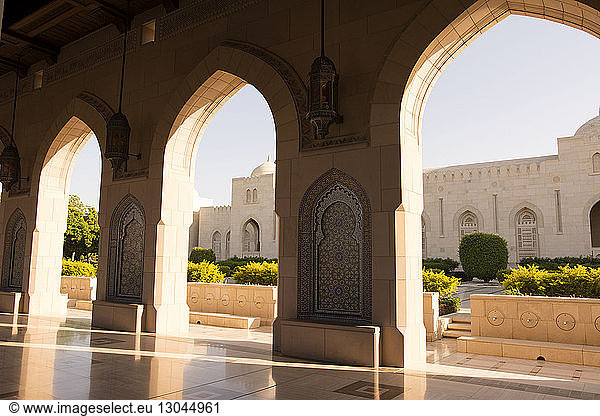 Bögen in der Großen Moschee von Sultan Qaboos an einem sonnigen Tag