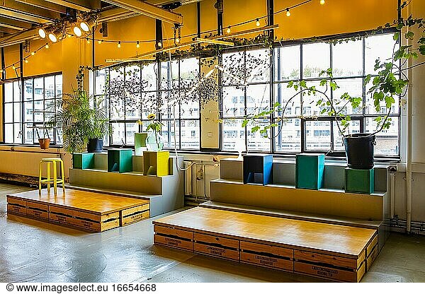 Bühne mit Stuhl und Pflanzen im Lebensmittelstudio/Restaurant Keukenconfessies in den Niederlanden  Europa.