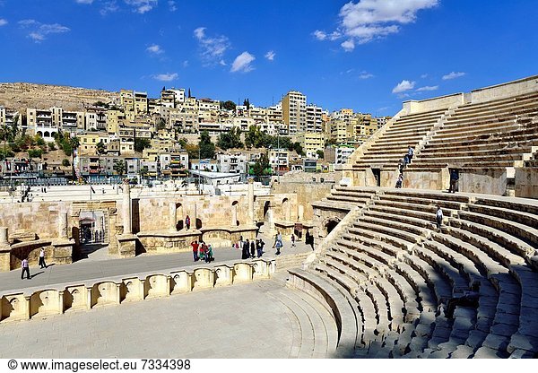 Bühne Theater Bühnen Amman Hauptstadt hinter Stilleben still stills Stillleben Anschnitt durchsichtig transparent transparente transparentes führen Mensch Einzelperson eine Person zuhören beobachten Sitzmöbel Menschen Tradition Wohnhaus Eingang Hügel Gebäude Zimmer Boden Fußboden Fußböden Querformat Museum Rechen Gott Trennung 1 groß großes großer große großen 3 bauen entfernt Vollkommenheit Seitenansicht sprechen Schauspieler Eigentum 6 Folklore Orchester römisch Sitzplatz Sonne