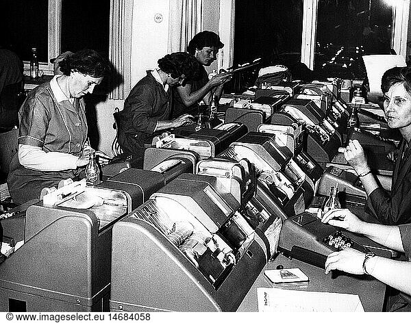 BÃ¼ro  BÃ¼romaschinen  Lochkartenmaschinen von IBM  im Bayerischen Statistischen Landesamt wÃ¤hrend Landtagswahlen  25.11.1962 BÃ¼ro, BÃ¼romaschinen, Lochkartenmaschinen von IBM, im Bayerischen Statistischen Landesamt wÃ¤hrend Landtagswahlen, 25.11.1962,
