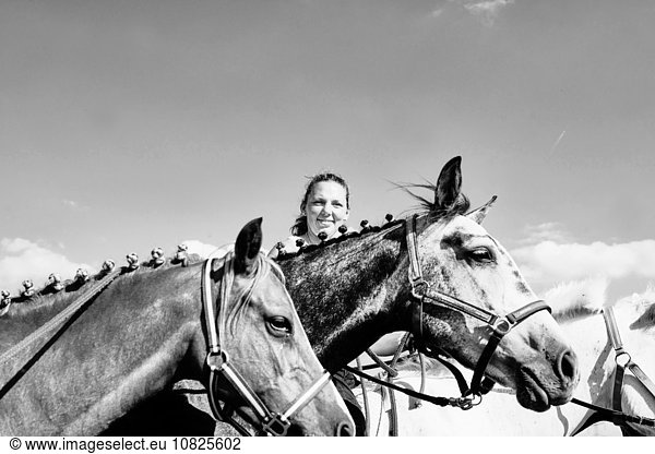 B & W Bild der Frau mit Pferden