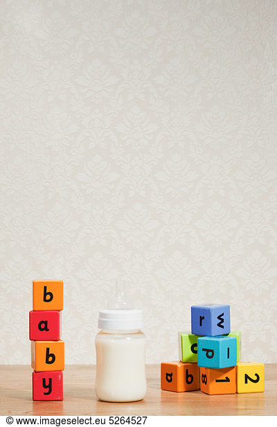 Baby-Formel und Alphabet-Blöcke