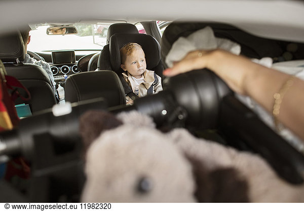 Baby (18-23 Monate) im Auto sitzend
