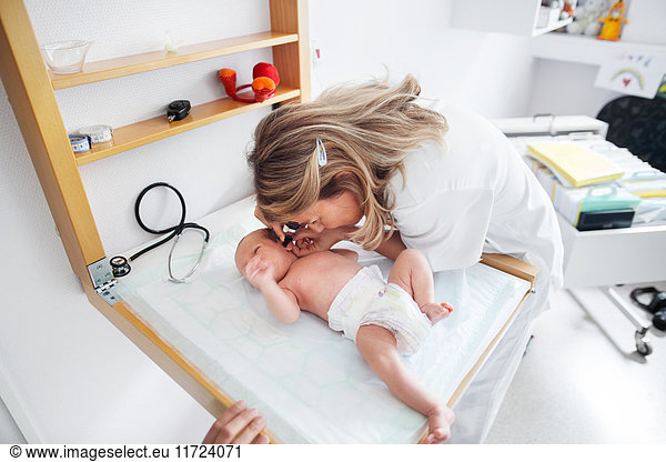 Baby (0-1 Monate) wird vom Arzt untersucht