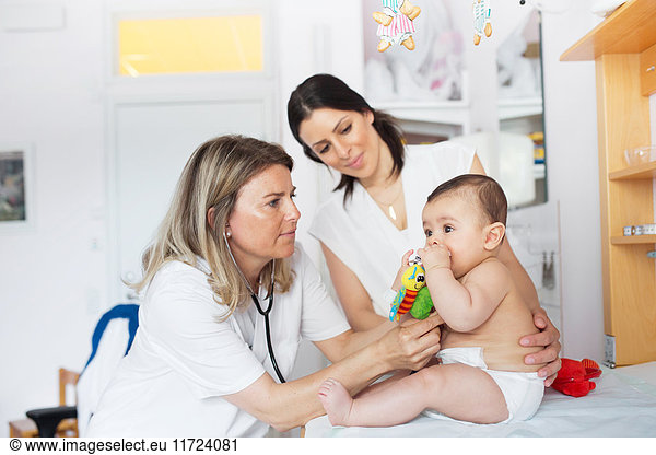 Baby (2-5 Monate) wird vom Arzt untersucht