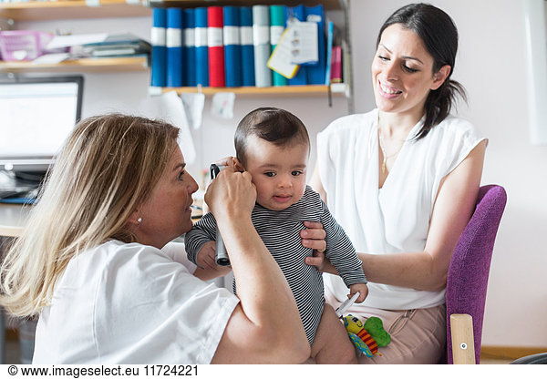 Baby (2-5 Monate) wird vom Arzt untersucht