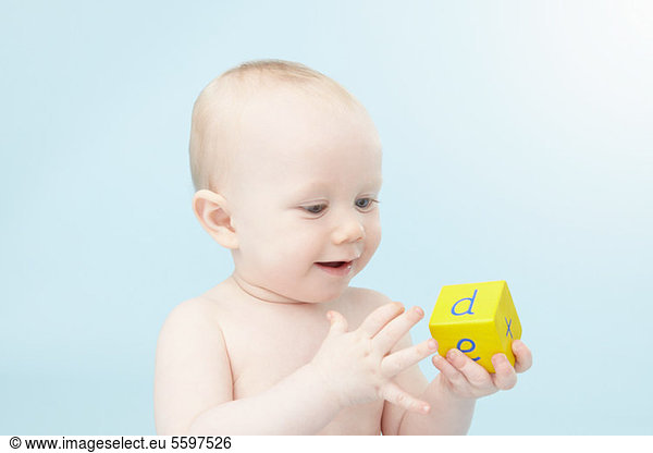 Baby schaut auf den Alphabet-Würfel