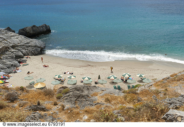 Bade-Bucht  Sandstrand  Sonnenschirme  Strand Damnoni Beach  bei Plakias  Kreta  Libysches Meer  Griechenland  Europa