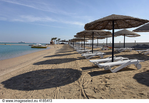 Badeort Hurghada am Roten Meer. Strand eines Luxus Hotels mit Palmen und Insel  Hurghada  Ägypten