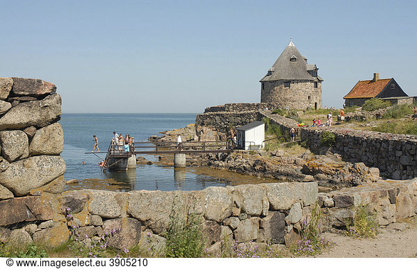 Badeplatz  Steinmauern und Turm an der alten Festung Christiansoe  Dänemark  Europa