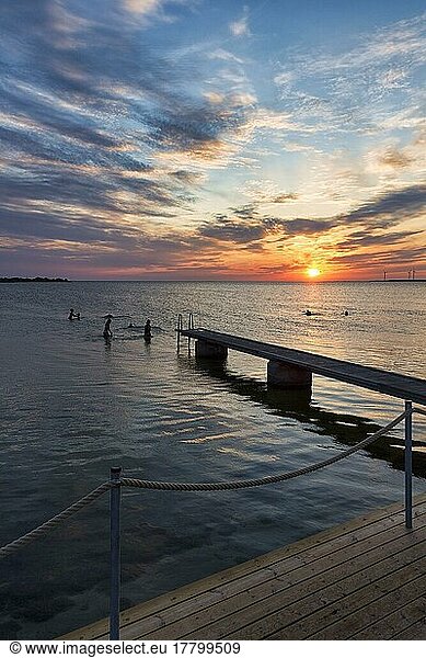 Badesteg  Personen  Silhouetten im Meer  Abendhimmel bei Sonnenuntergang  Gegenlicht  Ostsee  Burgsvik  Insel Gotland  Schweden  Europa
