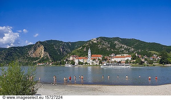 Badestrand an der Donau mit Blick auf das Stift Dürnstein  Wachau  Niederösterreich  Österreich  Europa