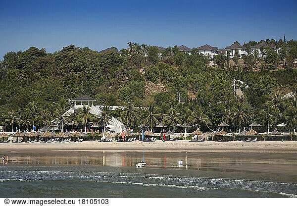 Badestrand mit Strandliegen  Nähe Ocean Vista Hotel  Bucht von Phan Thiet  Mui Ne  Südchinesisches Meer  Vietnam  Asien