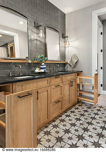 Badezimmer in einer Luxuswohnung mit doppeltem Waschbecken und verziertem Fliesenboden