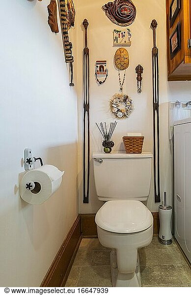 Badezimmer mit Standardtoilette und einer mit verschiedenen Holzschnitzereien verzierten Wand in einem alten Haus im kanadischen Stil um 1840  Quebec  Kanada. Dieses Bild ist freigegebenes Eigentum. CUPR0361 CUPR0361.