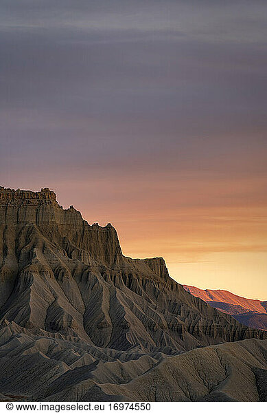 Badlands bei South Caineville Mesa bei Sonnenuntergang  Caineville  Utah  USA