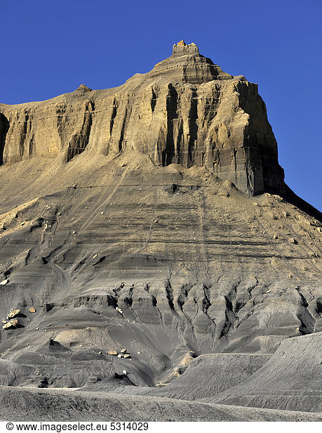 Badlands  erodierte  farbige Felsen  Kohle  an der Smoky Mountain Road zum Alstrom Point  Bigwater  Glen Canyon National Recreation Area  Arizona  Utah  Vereinigte Staaten von Amerika  USA
