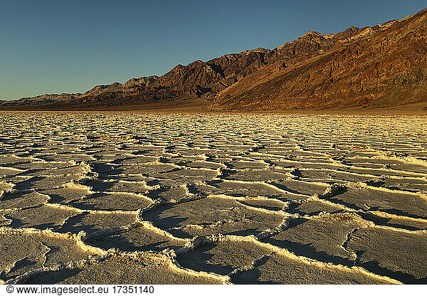 Badwater Basin bei Sonnenuntergang  Death Valley National Park  Kalifornien  Vereinigte Staaten von Amerika  Nordamerika