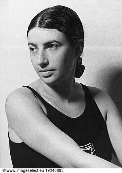 Baer  Lolo Swimmer who emigrated to the USA during the Nazi era. Portrait. Photo  Abraham Pisarek  undated
(1930s).