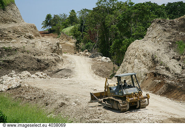 Bagger beim Straßenbau für die Raffinerie- und Hafengelände der Ramu Nickel Mine chinesische Bergbaugesellschaft Basamuk Papua Neuguinea Melanesien