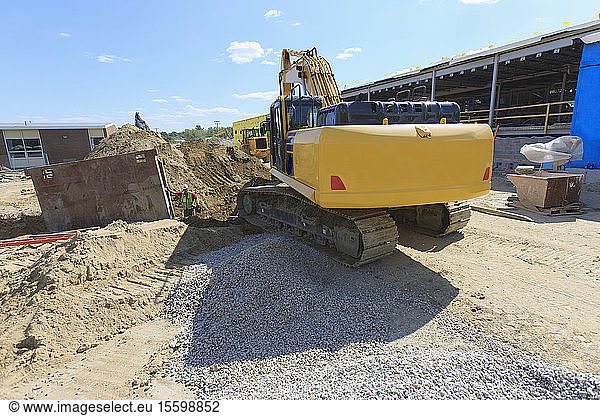 Bagger und Grabenschutz für Bauarbeiter auf der Baustelle