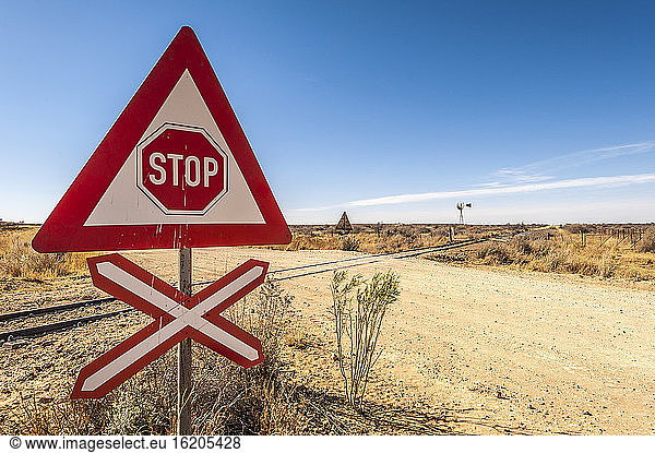 Bahnübergang und Stoppschild  Windhoek  Namibia  Namibia