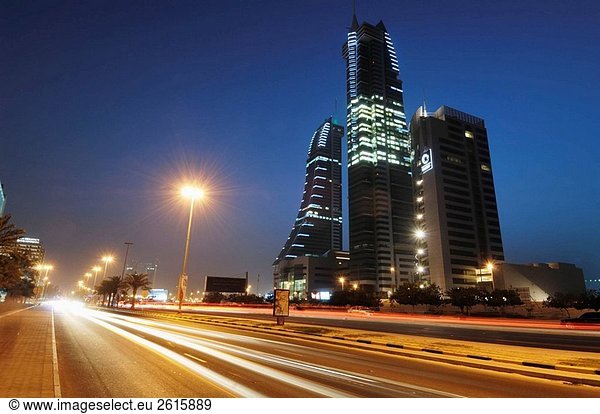 Bahrain financial Harbour Gebäude in der Dämmerung  Manama  Bahrain