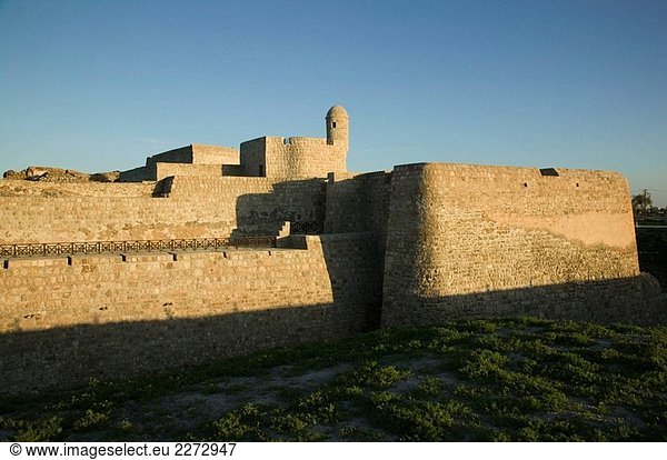 BAHRAIN-Manama: Bahrain Fort (b. Jahrhundert von den Portugiesen) Fort exterior / Sunset