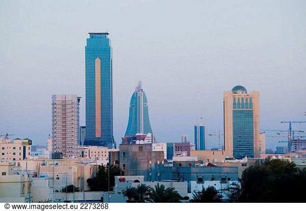 BAHRAIN-Manama: Manama Skyline von Bahrain Fort / Abend