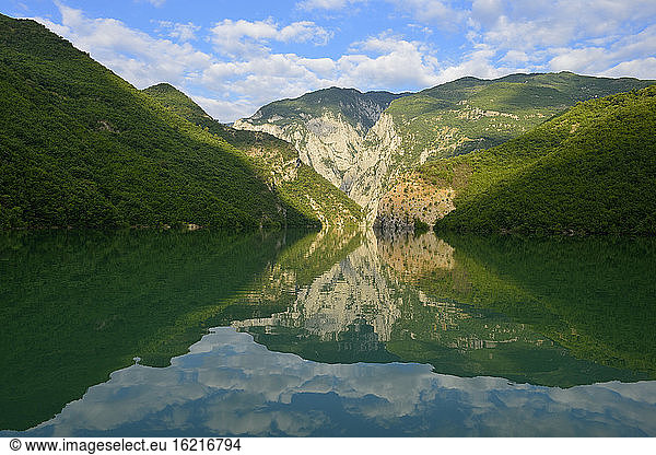 Balkan  Blick auf die Kalksteinfelsen am Koman-See