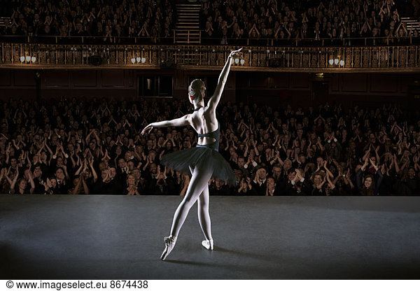 Ballerina auf der Bühne im Theater