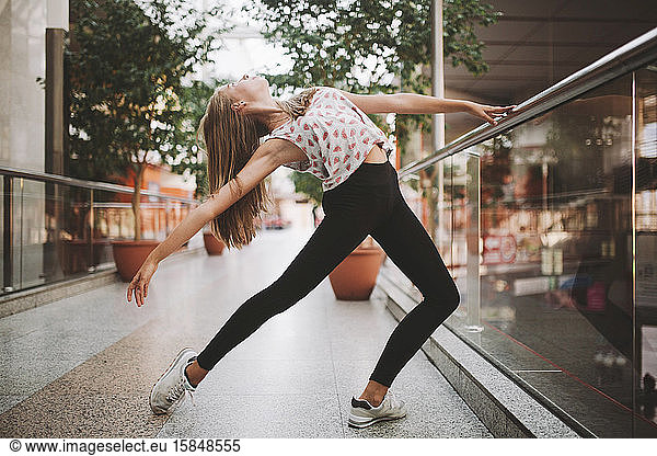 Ballerina  die am Bahnhof tanzt