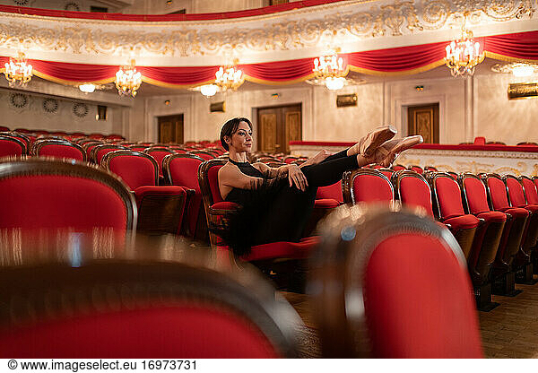 Ballerina wartet auf Vorstellung im Theater