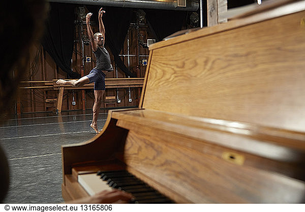 Balletttänzer in Position  Klavier im Vordergrund