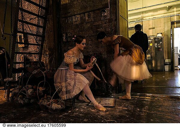 Balletttänzerinnen und -tänzer bereiten sich darauf vor die Bühne zu betreten  Aufführung von Tschaikowskys Schwanensee in St. Petersburg  Russland  Osteuropa  Europa
